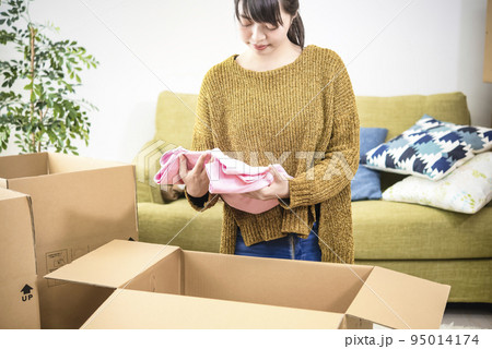 若い女性の引っ越しシーン 95014174