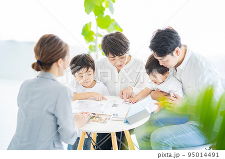 不動産販売の説明を受ける家族 不動産販売の説明を受ける家族 95014491