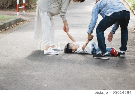 イヤイヤ期で路上にねっ転がる子供 95014594
