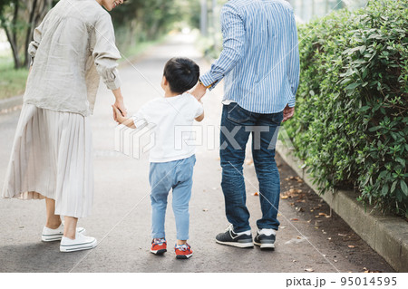 公園の歩道を歩く親子 公園の歩道を歩く親子 95014595