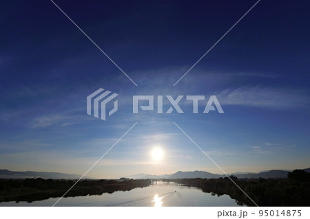 大気が澄んだ空と川面に船の波紋が生じた爽快な朝景・超広角・空主体・221002am 大気が澄んだ空と川面に船の波紋が生じた爽快な朝景・超広角・空主体・221002am 95014875