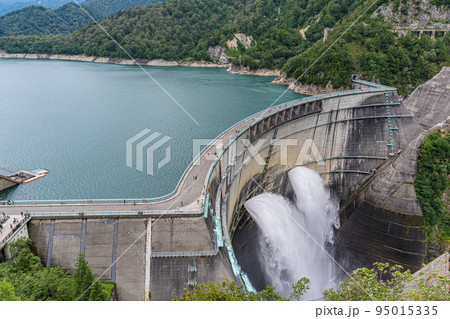 黒部ダムの放流 95015335