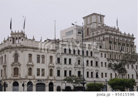 ペルー リマ サン・マルティン広場周辺の建物 95015596