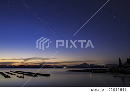 瀬戸内の冬の星景 東雲の空に消え残る天の川 瀬戸内の冬の星景 東雲の空に消え残る天の川 95015651