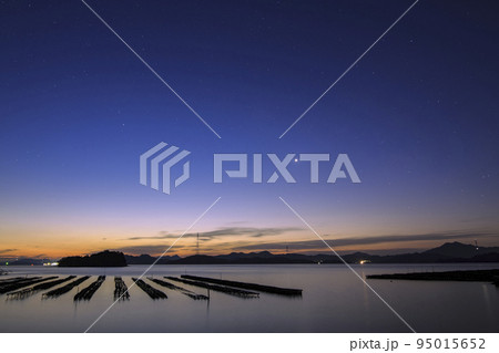 瀬戸内の冬の星景　東雲の空に昇る明けの明星 95015652