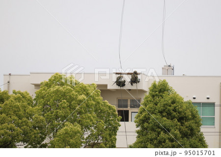 建物屋上から降下する陸上自衛隊のレンジャー隊員 95015701