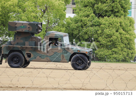 走行する陸上自衛隊の93式近距離地対空誘導弾 走行する陸上自衛隊の93式近距離地対空誘導弾 95015713
