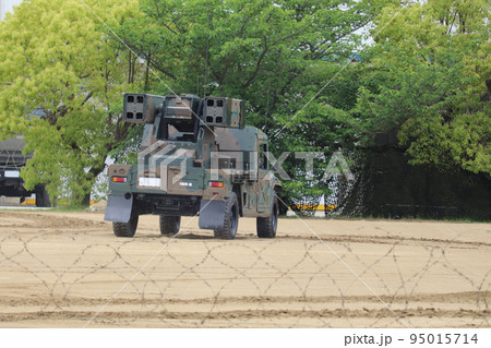 走行する陸上自衛隊の93式近距離地対空誘導弾の後部 95015714