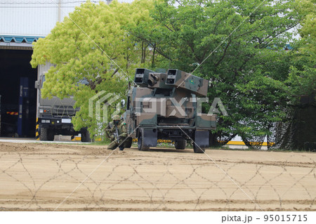 射撃姿勢をとる陸上自衛隊の93式近距離地対空誘導弾 95015715