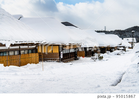 福島県 大内宿　～雪に覆われた町並み～ 95015867