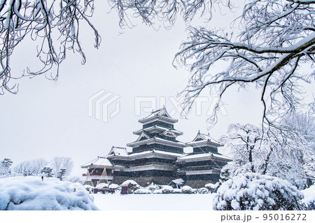 長野県松本市 雪の降り続く松本城 長野県松本市 雪の降り続く松本城 95016272