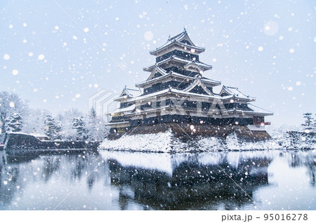 長野県松本市 雪の降り続く松本城 長野県松本市 雪の降り続く松本城 95016278
