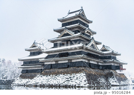 長野県松本市 雪の降り続く松本城 長野県松本市 雪の降り続く松本城 95016284