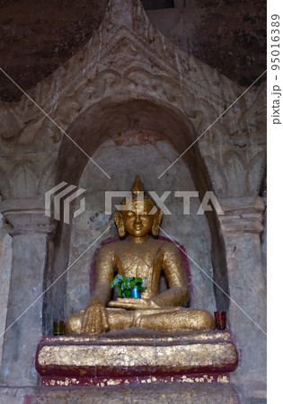 ミャンマーのバガンにあるシュエグーヂー寺院内の仏像 ミャンマーのバガンにあるシュエグーヂー寺院内の仏像 95016389