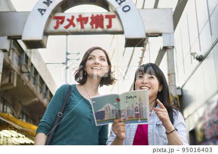 外国人と東京観光する若い女性 外国人と東京観光する若い女性 95016403
