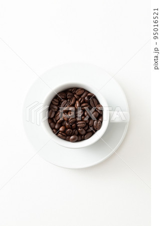 コーヒーカップに入ったコーヒー豆　白バック 95016521