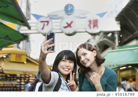 外国人と東京観光する若い女性 95016799