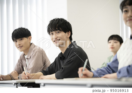 授業を受ける若い男女　セミナー・講義　イメージ 95016913