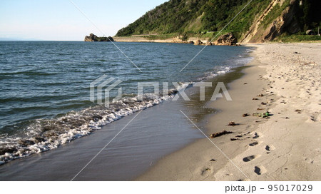 弥彦岬と日本海と砂浜と青空 弥彦岬と日本海と砂浜と青空 95017029