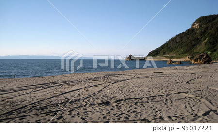 弥彦岬と日本海と砂浜と青空 95017221
