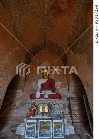 ミャンマーのバガンにあるスラマニ寺院内の仏像 ミャンマーのバガンにあるスラマニ寺院内の仏像 95017294