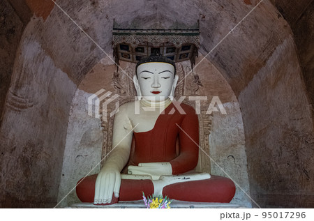 ミャンマーのバガンにあるスラマニ寺院内の仏像 95017296