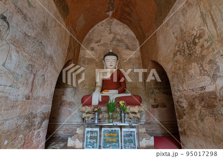 ミャンマーのバガンにあるスラマニ寺院内の仏像 ミャンマーのバガンにあるスラマニ寺院内の仏像 95017298