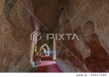 ミャンマーのバガンにあるスラマニ寺院内の壁画と仏像 95017299