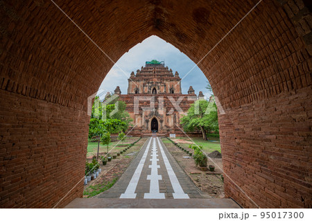 ミャンマーのバガンにあるスラマニ寺院 95017300