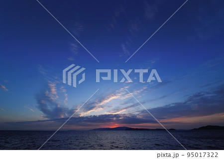 線状の雲が複数現れた秋の海岸夕景・超広角・空主体・220924pm 線状の雲が複数現れた秋の海岸夕景・超広角・空主体・220924pm 95017322
