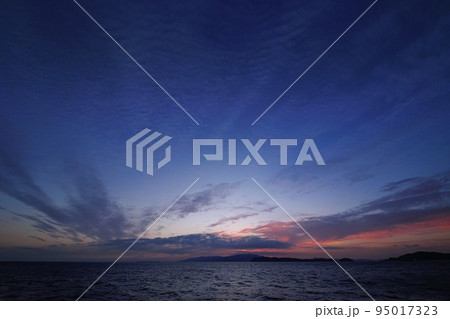 線状の雲が複数現れた秋の海岸夕景・超広角・空主体・220924pm 95017323