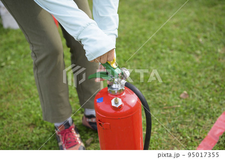 消化器の使い方の訓練の様子 95017355