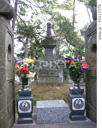 鎌倉市の葛原岡にある日野俊基の墓 95017370