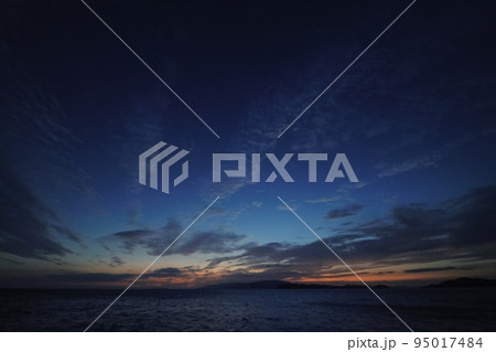 多様な雲が残照した薄暮の海岸夕景・秋・超広角・空主体・220924pm 多様な雲が残照した薄暮の海岸夕景・秋・超広角・空主体・220924pm 95017484