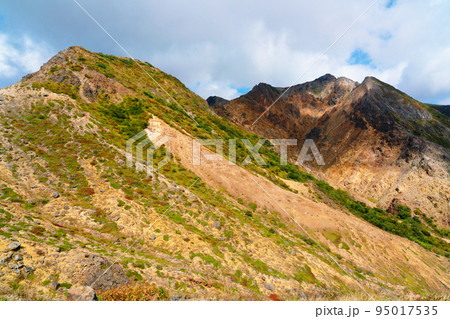 栃木県那須町の那須岳 茶臼岳付近からみた朝日岳 栃木県那須町の那須岳 茶臼岳付近からみた朝日岳 95017535