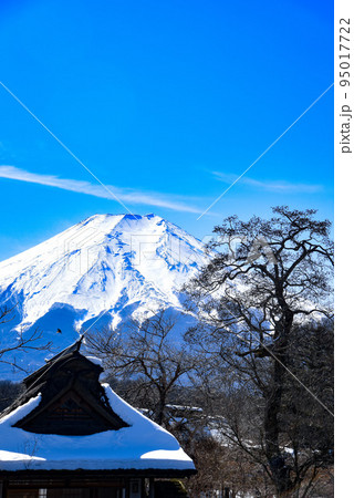 忍野八海から見た富士山〈山梨〉の写真素材 [95017722] - PIXTA
