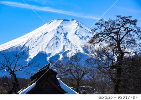 忍野八海から見た富士山〈山梨〉の写真素材 [95017787] - PIXTA