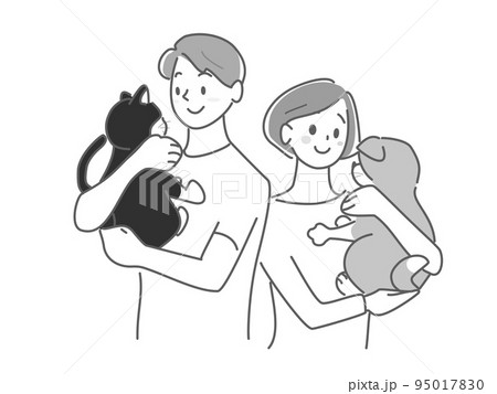 猫と犬を抱きかかえる男女 95017830