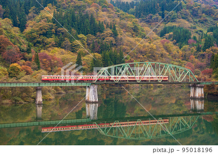 【秋】只見線 第五只見川橋梁【紅葉】 【秋】只見線 第五只見川橋梁【紅葉】 95018196