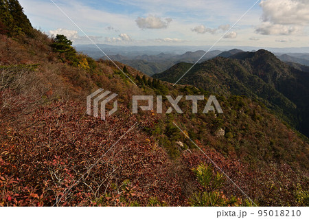 多紀連山の紅葉 95018210