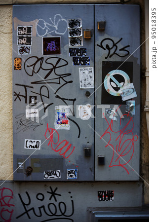 都心部の建物に落書きされている汚い風景　マナー違反　迷惑 95018395