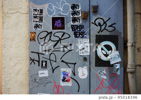 都心部の建物に落書きされている汚い風景 マナー違反 迷惑 都心部の建物に落書きされている汚い風景 マナー違反 迷惑 95018396