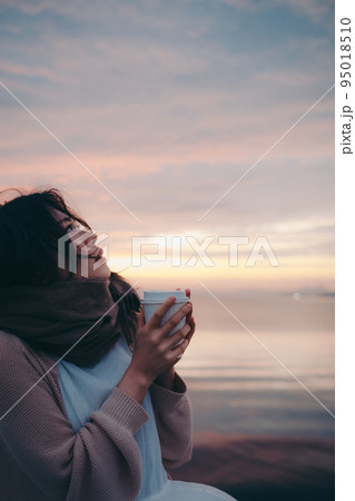 朝焼けが綺麗な女性の写真 95018510