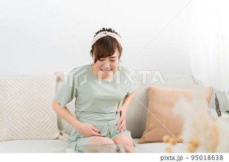 妊娠中に体調不良になる女性(陣痛) 妊娠中に体調不良になる女性(陣痛) 95018638