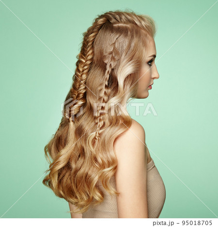 Blonde girl with long and shiny curly hair Blonde girl with long and shiny curly hair 95018705