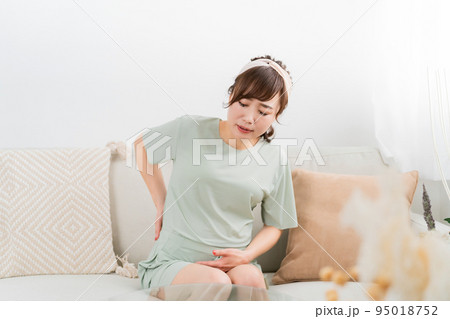 腰痛が辛い妊婦の女性 95018752