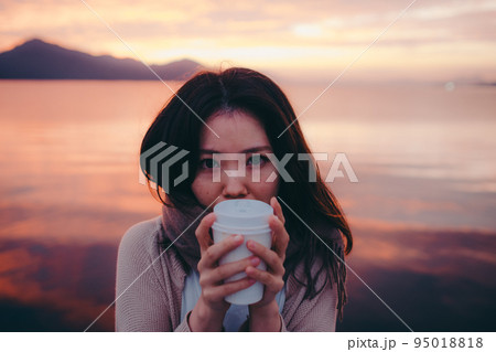 朝焼けが綺麗な女性の写真 朝焼けが綺麗な女性の写真 95018818