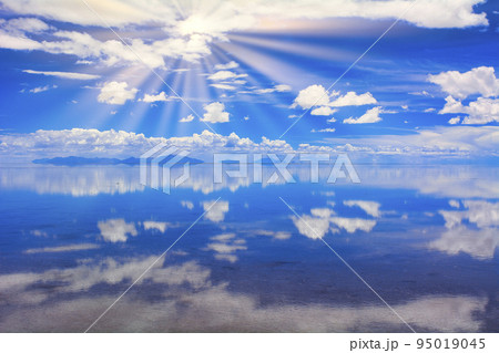 ミラーレイク・ウユニ塩湖に差し込む太陽光線 ミラーレイク・ウユニ塩湖に差し込む太陽光線 95019045