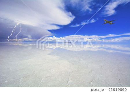 ミラーレイク・ウユニ塩湖上空を飛行する飛行機 95019060