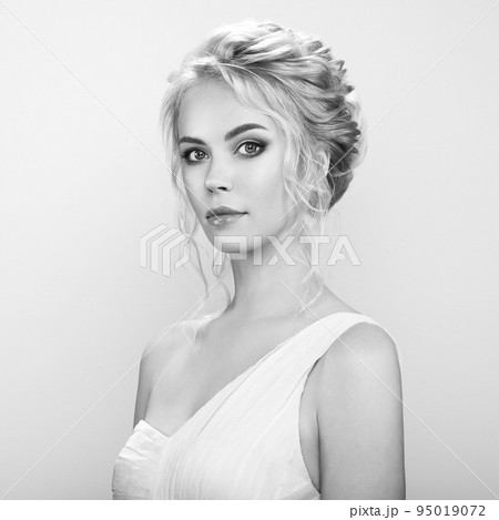 Blonde girl with long and shiny curly hair Blonde girl with long and shiny curly hair 95019072